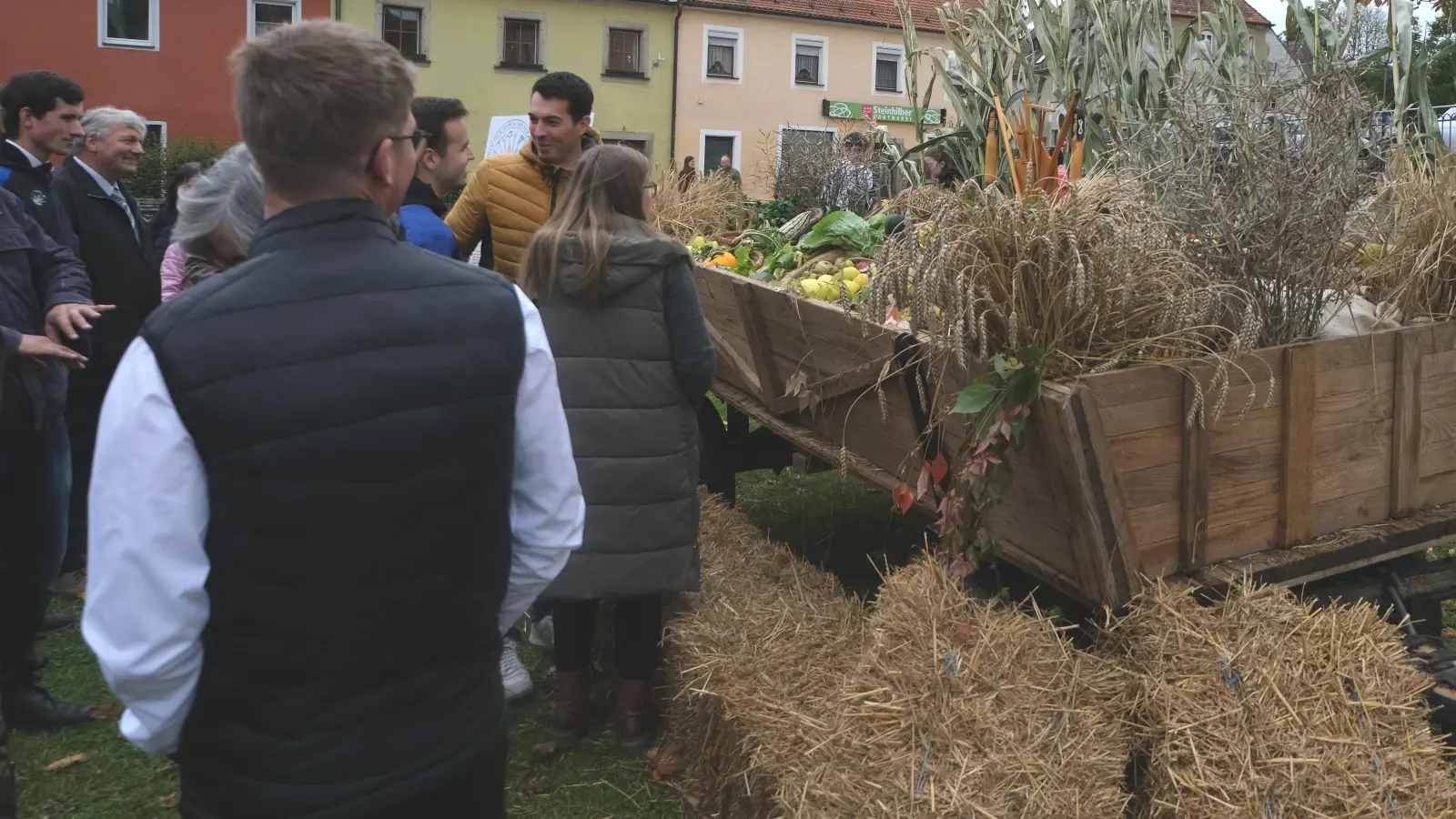Der Erntedankwagen des Ländlichen Burschenvereins in der Marktplatzanlage eine Attraktion von Brauchtum und Ideen, die größtes Interesse zeigt. (Bild: Fred Lehner)