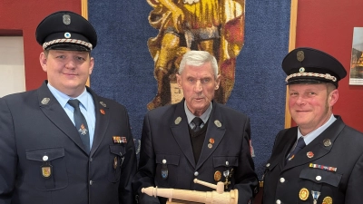 Von links: 2. Vorsitzender Simon Streher, Ehrenvorsitzender Wolfgang Wenkmann und 1. Vorsitzender Markus Dehling. (Bild: Jonas Sperber)