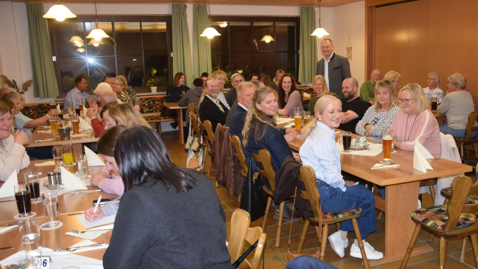 Stolz und dankbar ist die Gemeinde Ebermannsdorf auf ihre ehrenamtlichen Helferinnen und Helfer, die mit ihrer Arbeit die Gemeinde lebenswert gestalten. Dafür bedankte sich Bürgermeister Erich Meidinger (stehend hinten re.) mit einer Einladung im Berggasthof. (Bild: Paul Böhm)