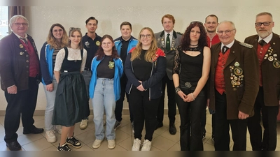 Die neu gewählte Bezirksjugendleitung um erste Bezirksjugendleiterin Anja Krapfl (Siebte von links). Marisa Goosens (Dritte von links), sowie die Vertreter des Bezirksschützenmeisteramtes, gratulierten zur Neuwahl. (Bild: Sabine Beierl)