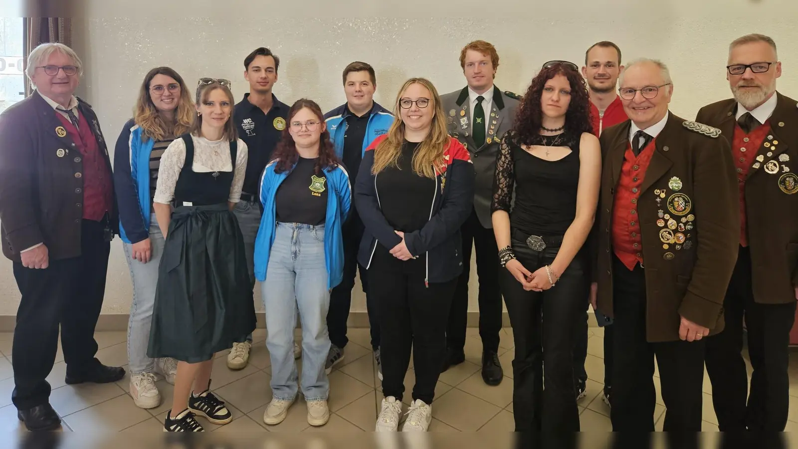 Die neu gewählte Bezirksjugendleitung um erste Bezirksjugendleiterin Anja Krapfl (Siebte von links). Marisa Goosens (Dritte von links), sowie die Vertreter des Bezirksschützenmeisteramtes, gratulierten zur Neuwahl. (Bild: Sabine Beierl)