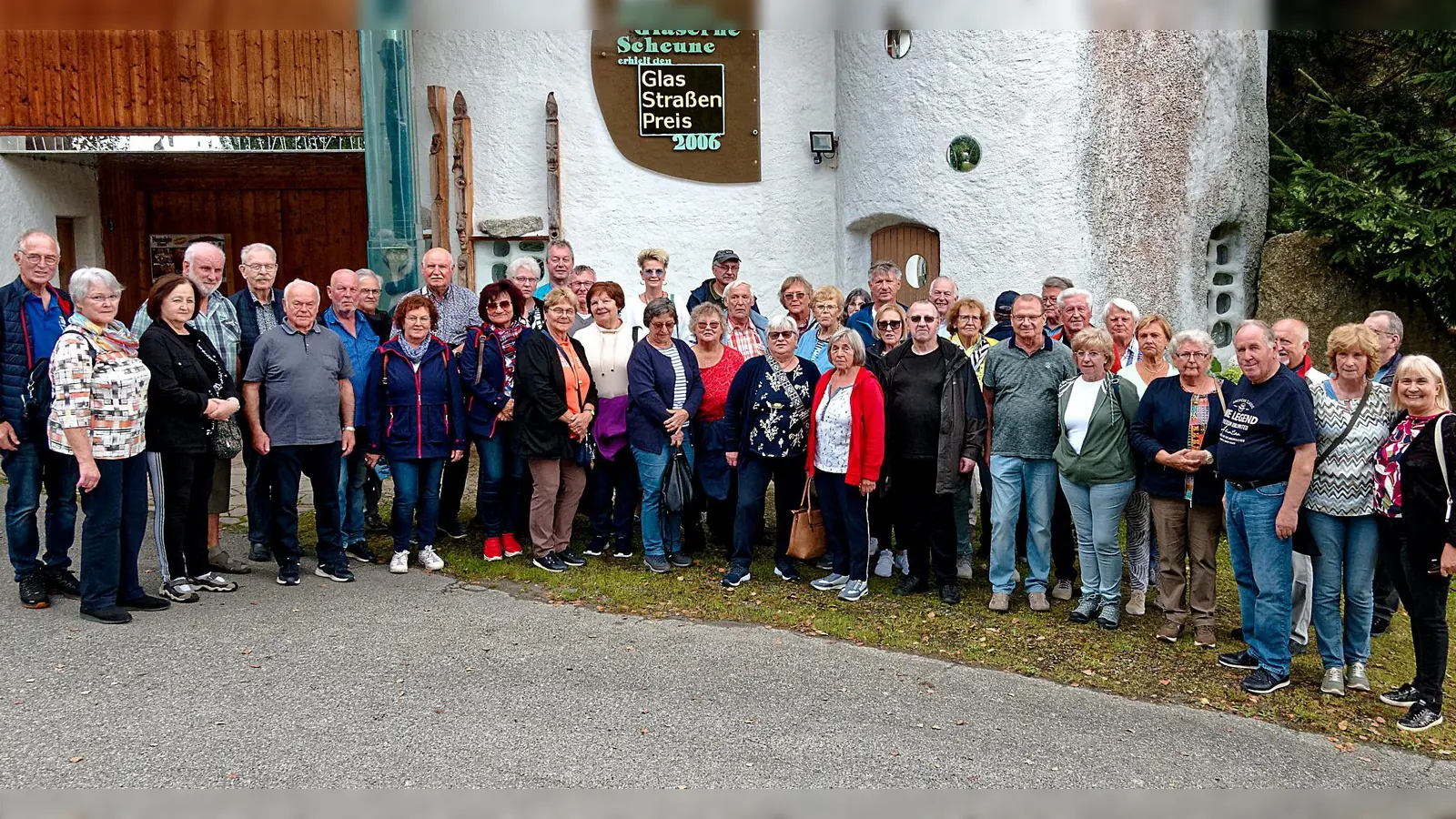 In der „Gläsernen Scheune” bewunderten alle Besucher überdimensionale Glaswände und Holzschnitzereien.  (Bild: Peter Ertl)