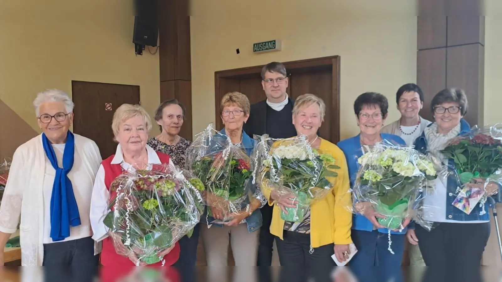 Das Bild zeigt von links: Vorsitzende Stilla Schuller, Waltraud Grabis (20j.), Lisa Braun (40j.), Jutta Blechinger (50j.), Stadtpfarrer Oliver Pollinger, Marianne Doss (50j.), Helene Teske (50j.), stellv. Diözesanvorsitzende Rita Kleierl und Christa Ott (50j.) (Bild: Angela Zeitler)