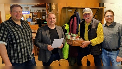 Mit einem Geschenkkorb wurde Hans-Jürgen Schmidt als Kassier nach 31 Jahren verabschiedet. Nachfolger ist Benedikt Drehobel (rechts). Ein dickes Lob und einen großen Dank gab es von Jagdvorsteher Florian Söllner (links) und Bürgermeister Bernhard Schindler (Zweiter von links). (Bild: Bertram Nold)