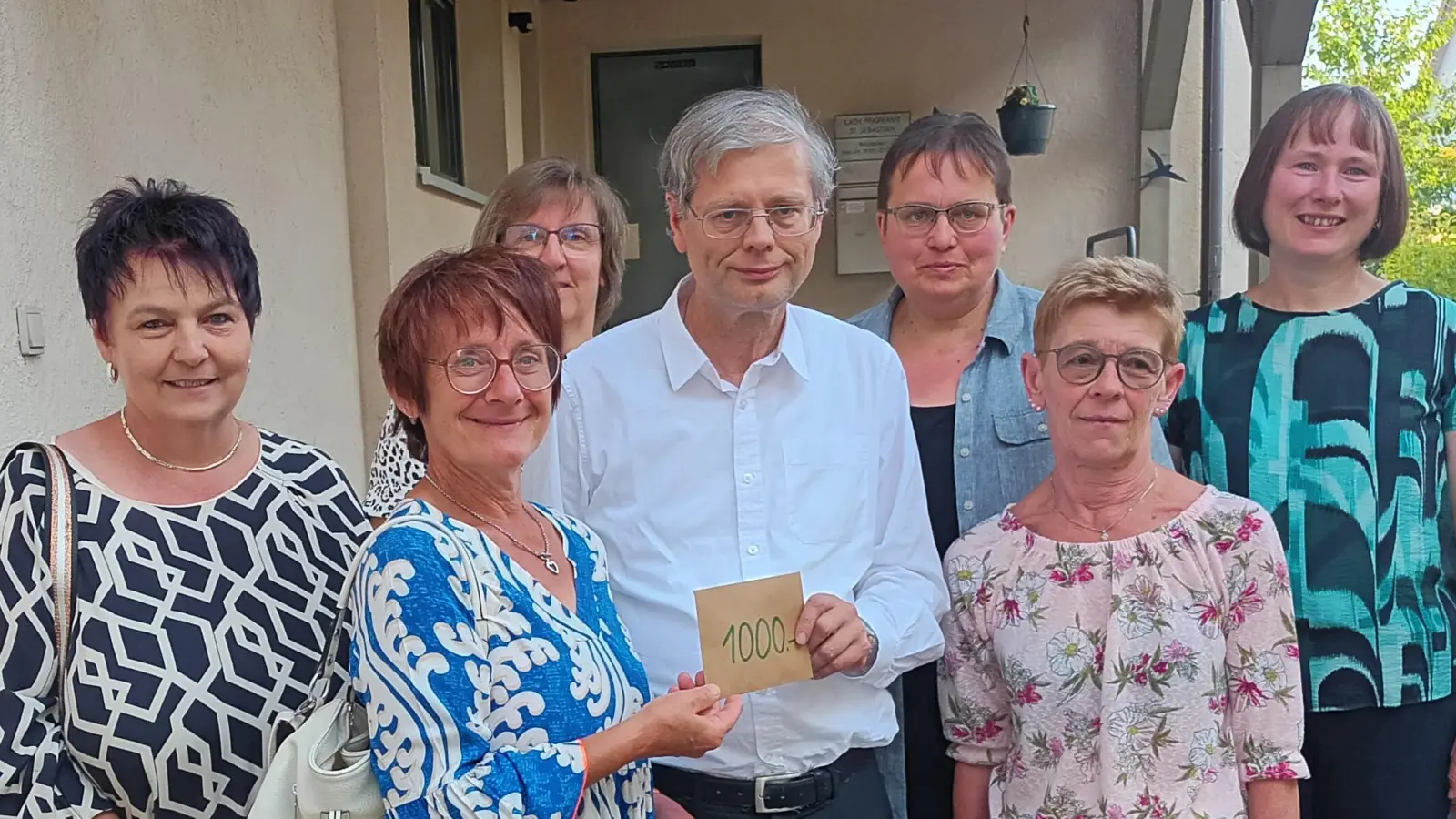 Frauenbund - Vorsitzende Sieglinde Zielbauer (Zweite von links) übergibt zusammen mit dem KDFB - Führungskreis 1000 Euro an Pfarrer Norbert Götz zur Mitfinanzierung der neuen Christusfigur am Kreuz des Fahrenberger Freialtars. (Bild: Josef Zielbauer)