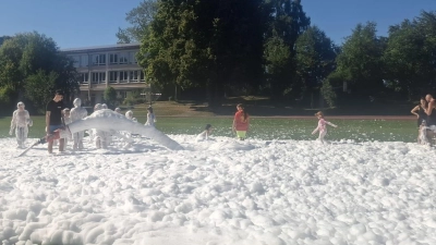Die Jugendfeuerwehr ließ mit Partyschaum einen großen Schaumteppich auf der Schulwiese entstehen. (Bild: Kathrin Gruber)