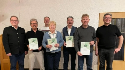 Die Ehrung nahmen zusammen mit dem Vorsitzenden auch Bürgermeister Martin Preuß und Geistlicher Beirat Pfarrer Michael Jakob vor:<br>Von links: Bürgermeister Martin Preuß, Konrad Opitz (neues Ehrenmitglied), Rainer Stauber, Monika Lang (40 Jahre), Eduard Hanauer (40 Jahre), Josef Simon (25 Jahre), Pfarrer Michael Jakob<br> (Bild: Eduard Hanauer)