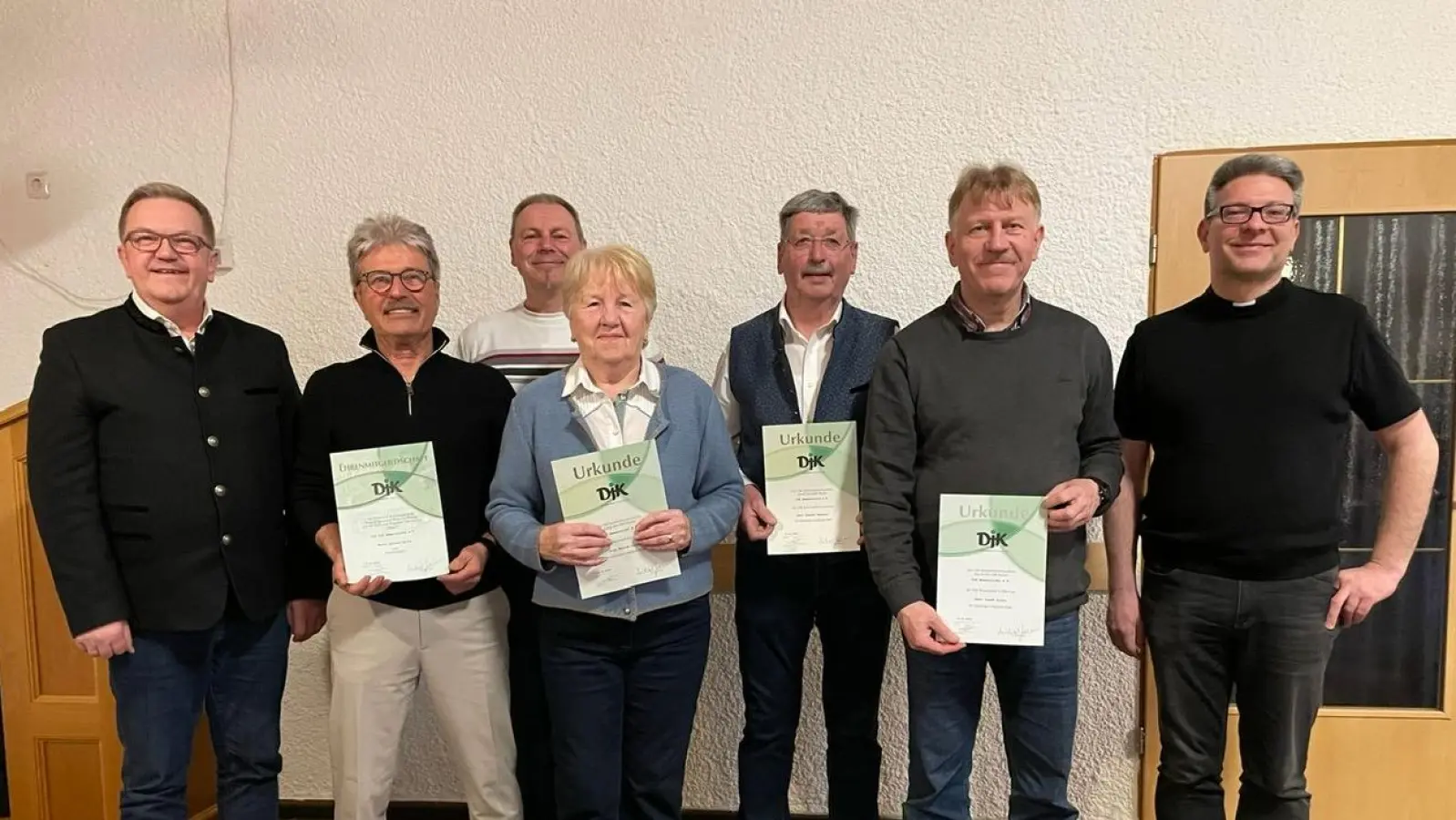 Die Ehrung nahmen zusammen mit dem Vorsitzenden auch Bürgermeister Martin Preuß und Geistlicher Beirat Pfarrer Michael Jakob vor:<br>Von links: Bürgermeister Martin Preuß, Konrad Opitz (neues Ehrenmitglied), Rainer Stauber, Monika Lang (40 Jahre), Eduard Hanauer (40 Jahre), Josef Simon (25 Jahre), Pfarrer Michael Jakob<br> (Bild: Eduard Hanauer)