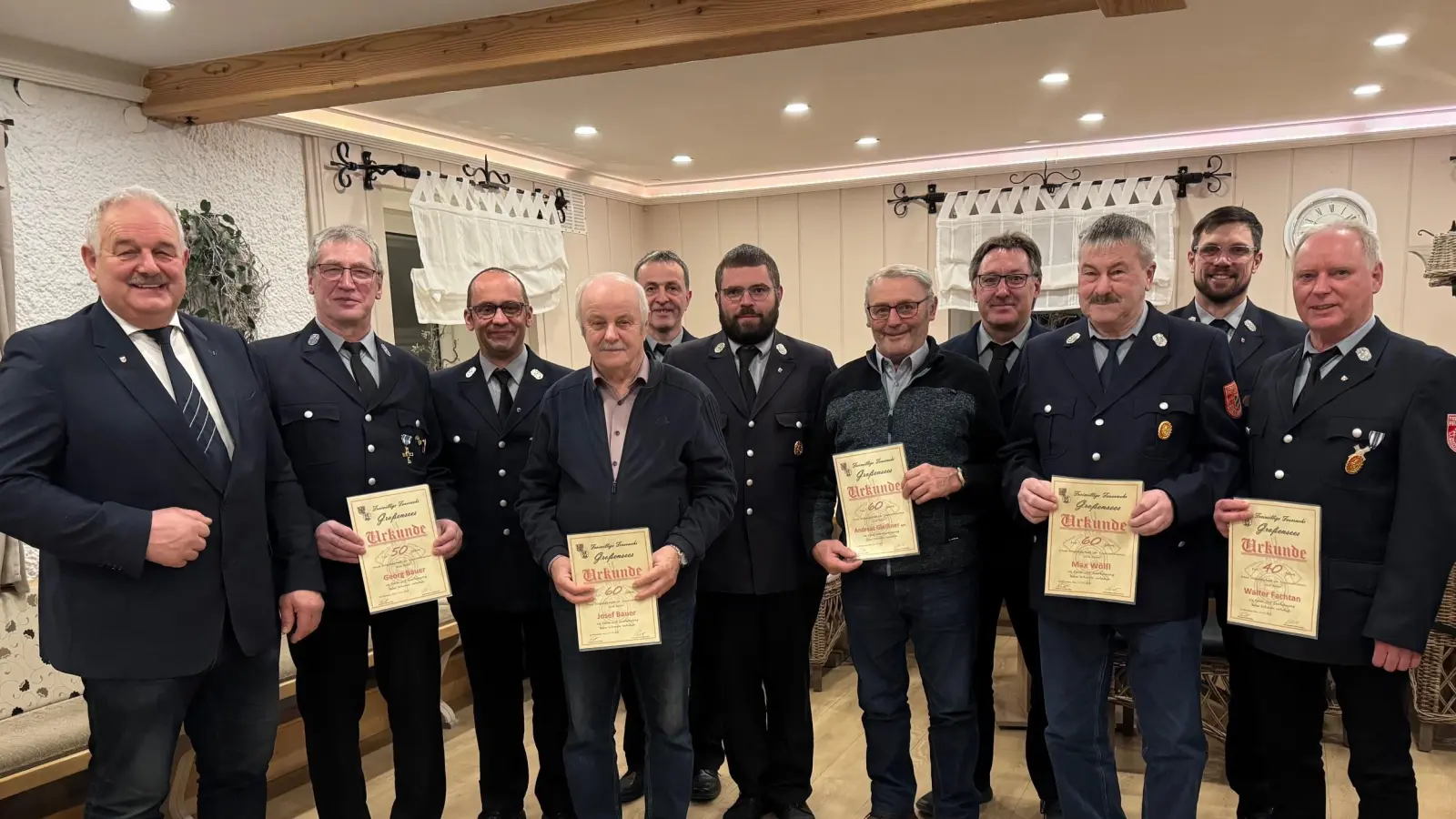 Langjährige Mitglieder ehrte die FFW Großensees. Im Bild von links: Bürgermeister Johann Burger, Georg Bauer, Kommandant Thomas Lindner, Josef Bauer, Michael Haberkorn, 2. Kommandant Tobias Kipferl, Andreas Gleißner sen., Peter Malzer, Max Wölfl, Vorsitzender Matthias Härtl und Walter Fachtan. (Bild: Tanja Wettinger)