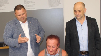 Die Tiefenbacher Bürgerin Ulrike Ertl trägt sich ins goldene Buch der Gemeinde Tiefenbach ein. (Bild: Nikolaus Scherr)