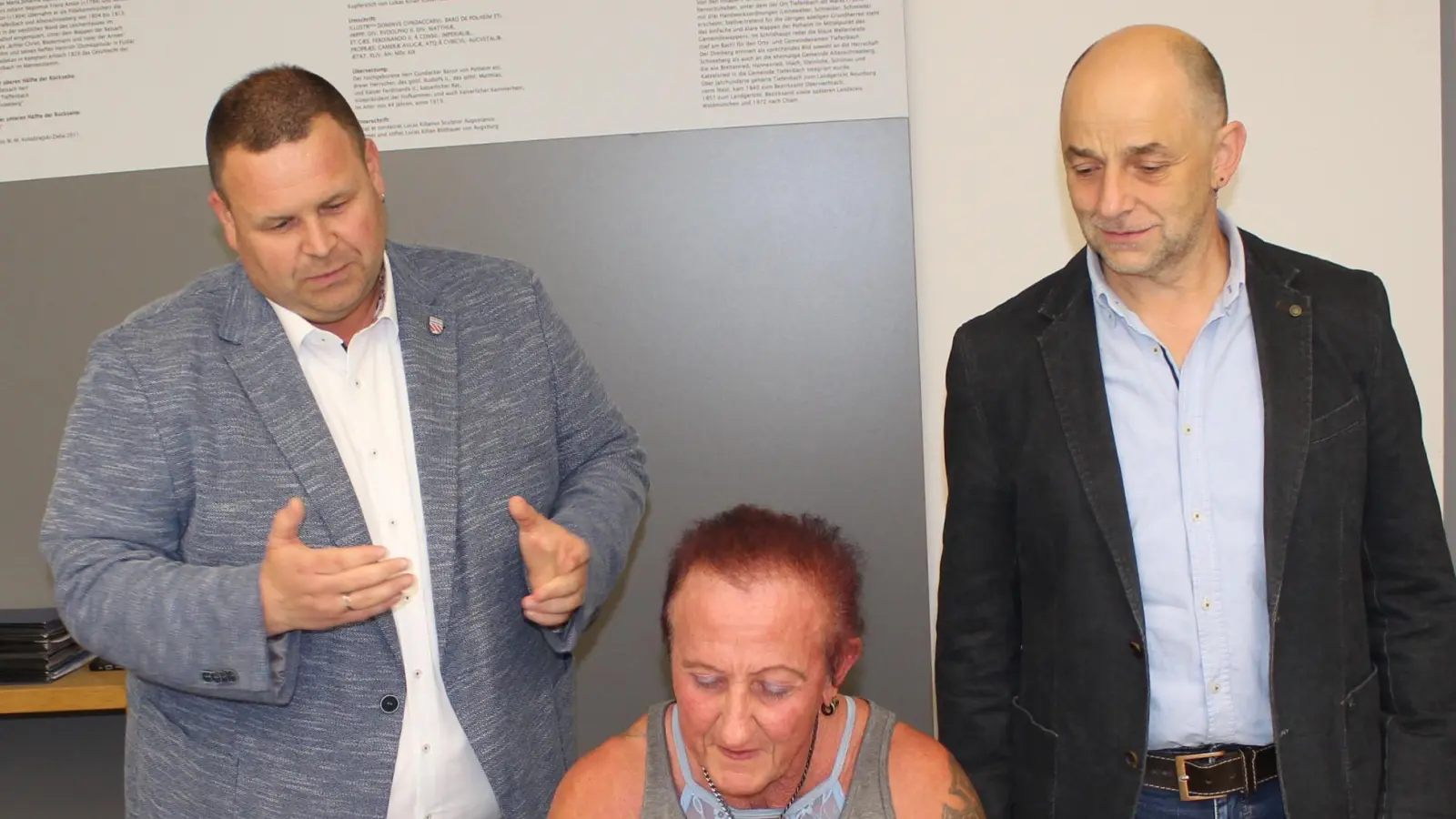 Die Tiefenbacher Bürgerin Ulrike Ertl trägt sich ins goldene Buch der Gemeinde Tiefenbach ein. (Bild: Nikolaus Scherr)