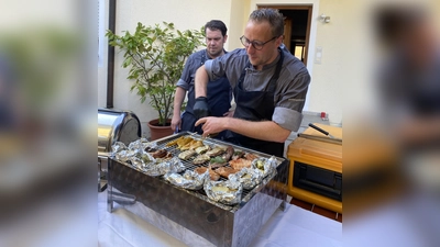 Josef Braun und Thomas Leyerer beim zubereiten der Speisen (Bild: Stefanie Rosenberg)