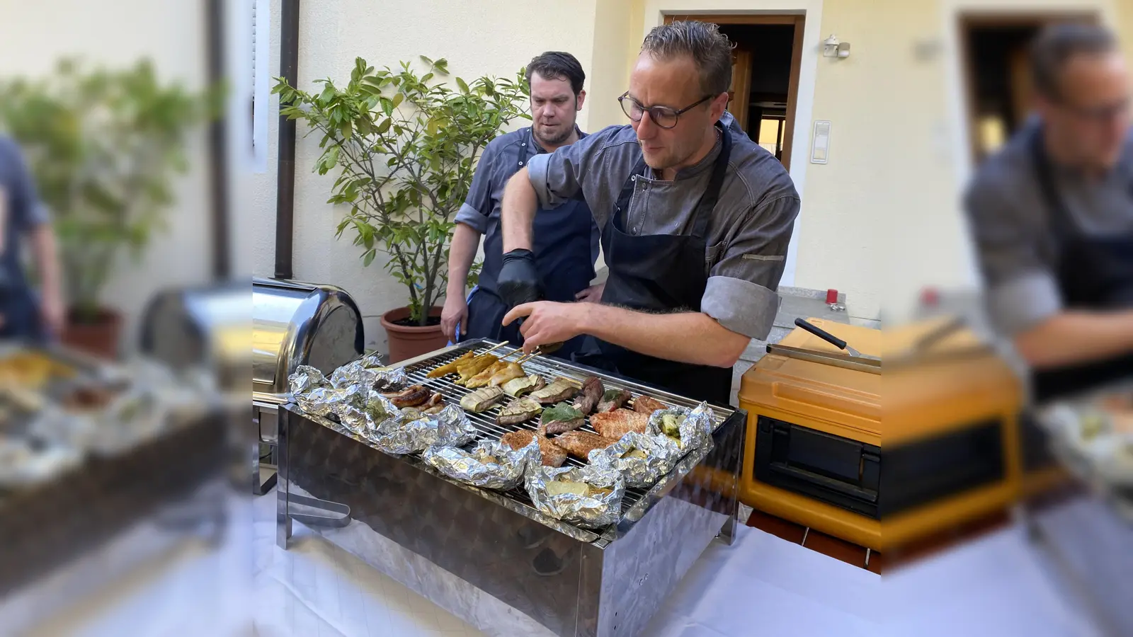 Josef Braun und Thomas Leyerer beim zubereiten der Speisen (Bild: Stefanie Rosenberg)