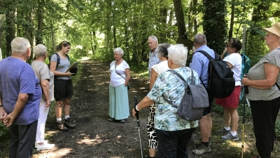 In Kleingruppen genoss man der OGV Hahnbach auch die Führung im Naturpark Oberer Bayrischer Wald. (Bild: Marianne Moosburger)