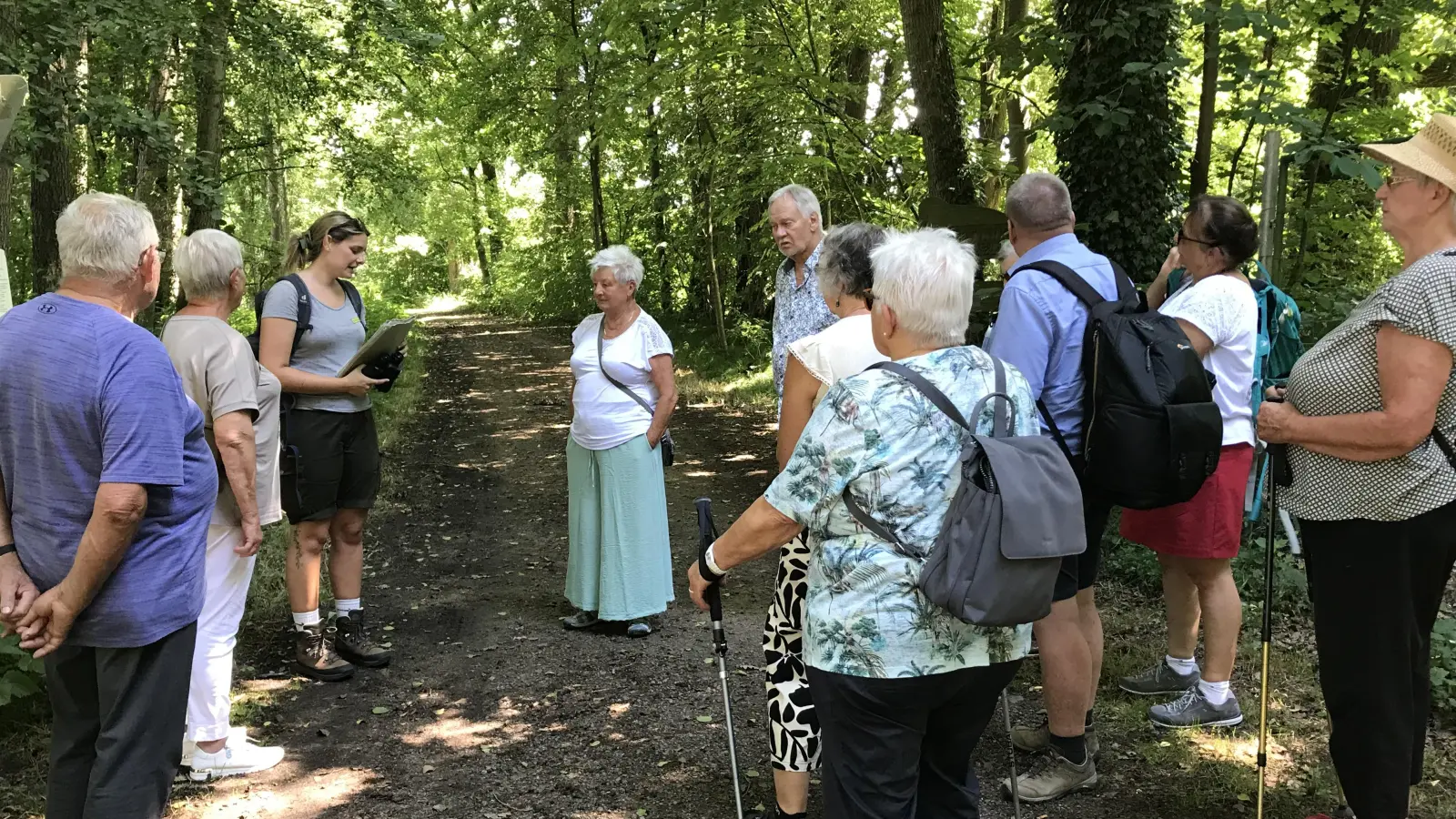In Kleingruppen genoss man der OGV Hahnbach auch die Führung im Naturpark Oberer Bayrischer Wald. (Bild: Marianne Moosburger)