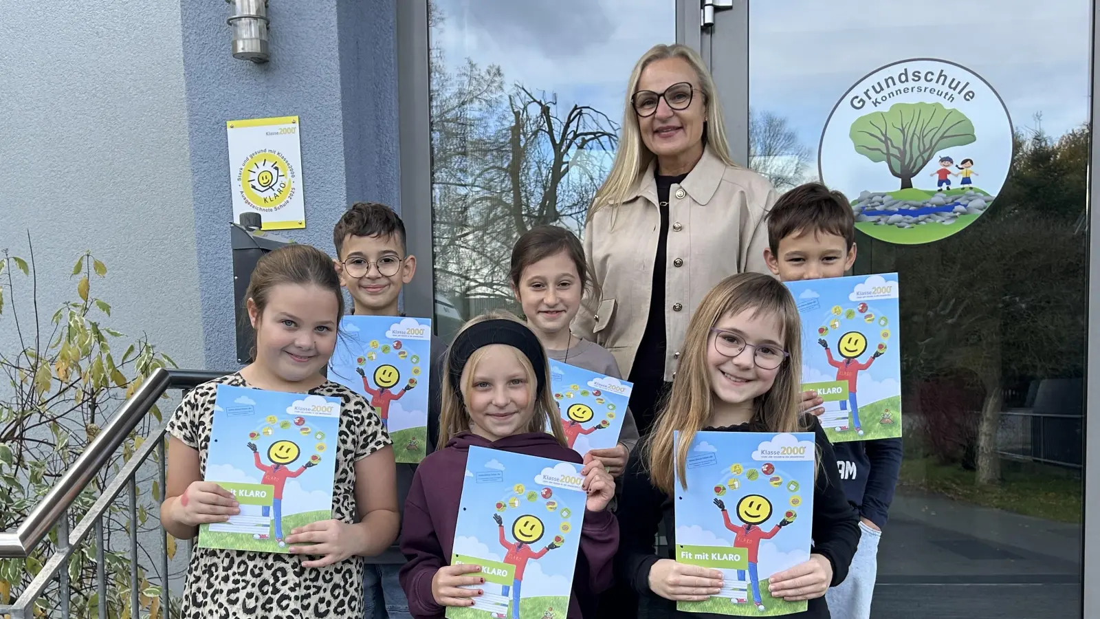Rektorin Michaela Ponnath und Grundschulkinder mit den KLARO-Arbeitsheften. (Bild: Michaela Ponnath)