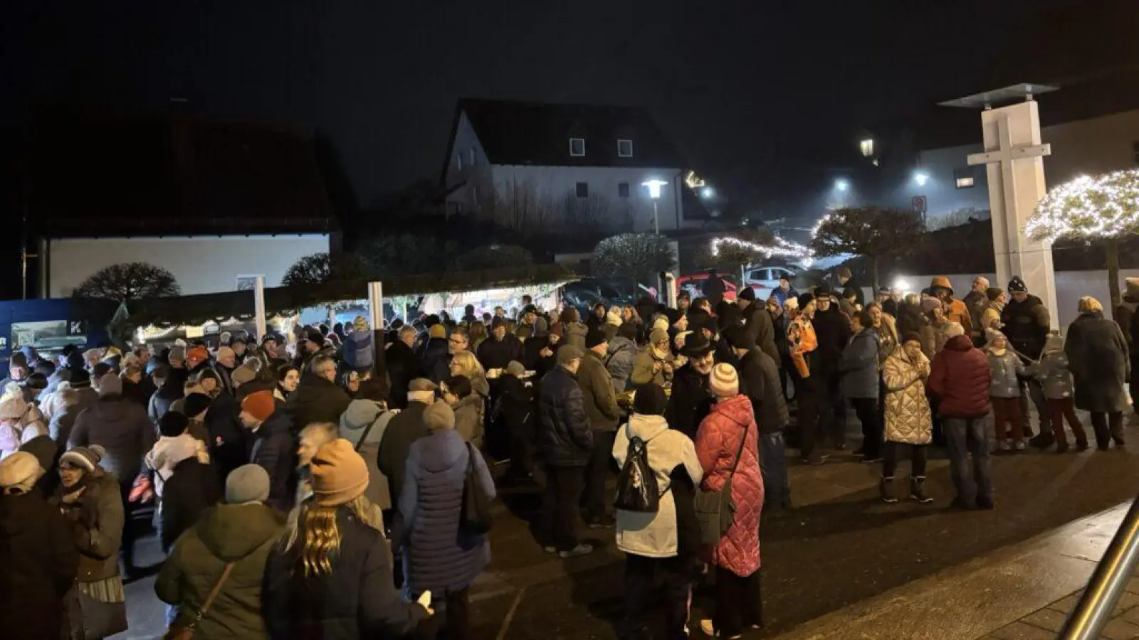 Ein Blick auf den gut gefüllten Kirchenvorplatz . (Bild: Kathrin Forster)