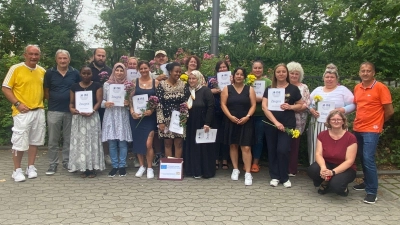 Rainer Liermann, Teamleiter des Jobcenters Amberg-Sulzbach (rechts), freue sich, dass sich 14 Frauen und Männer für den Pflegebereich entschieden haben und dafür erfolgreich eine Ausbildung durchlaufen haben.  (Bild: Hubert Uschald)