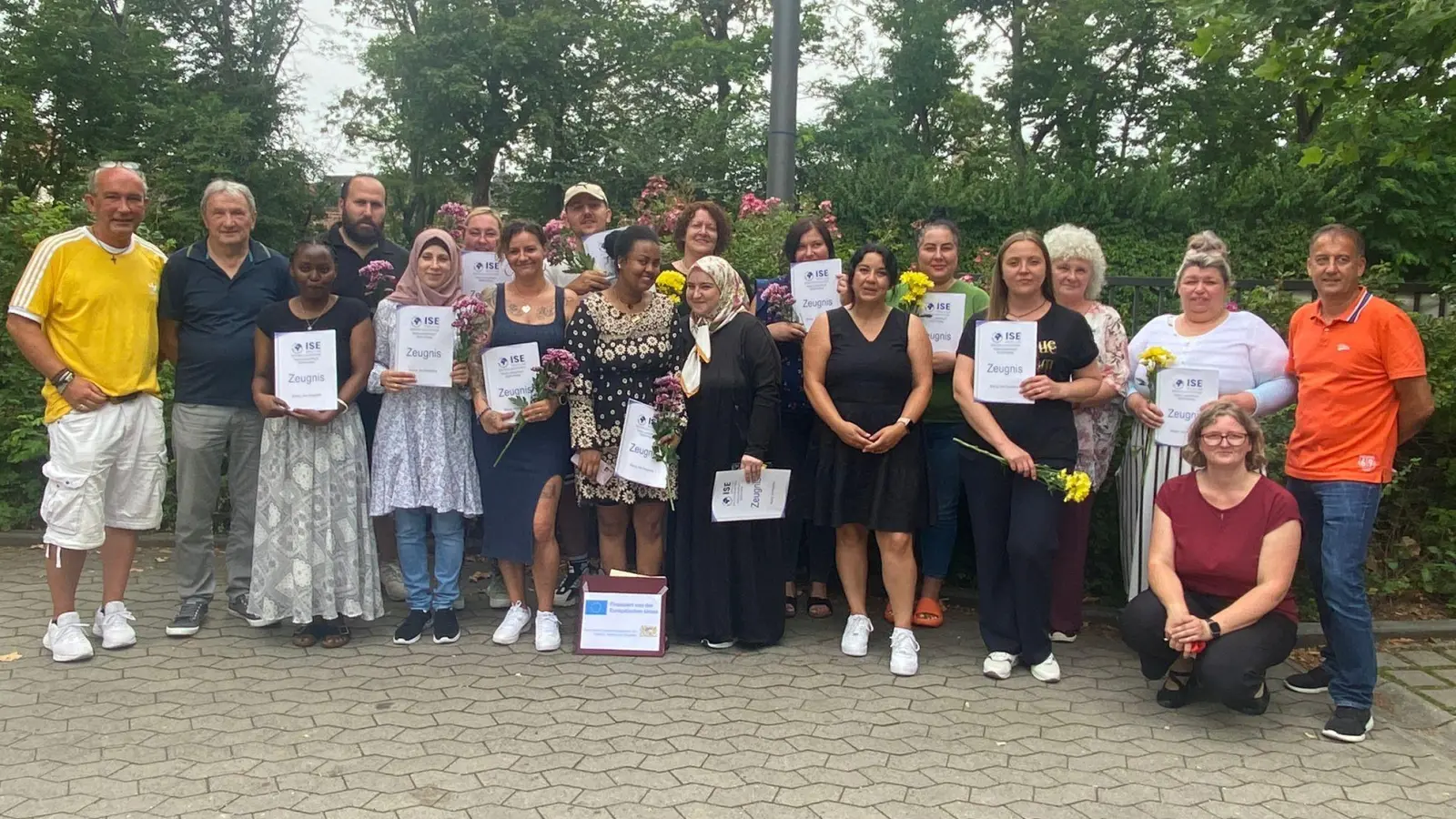 Rainer Liermann, Teamleiter des Jobcenters Amberg-Sulzbach (rechts), freue sich, dass sich 14 Frauen und Männer für den Pflegebereich entschieden haben und dafür erfolgreich eine Ausbildung durchlaufen haben.  (Bild: Hubert Uschald)