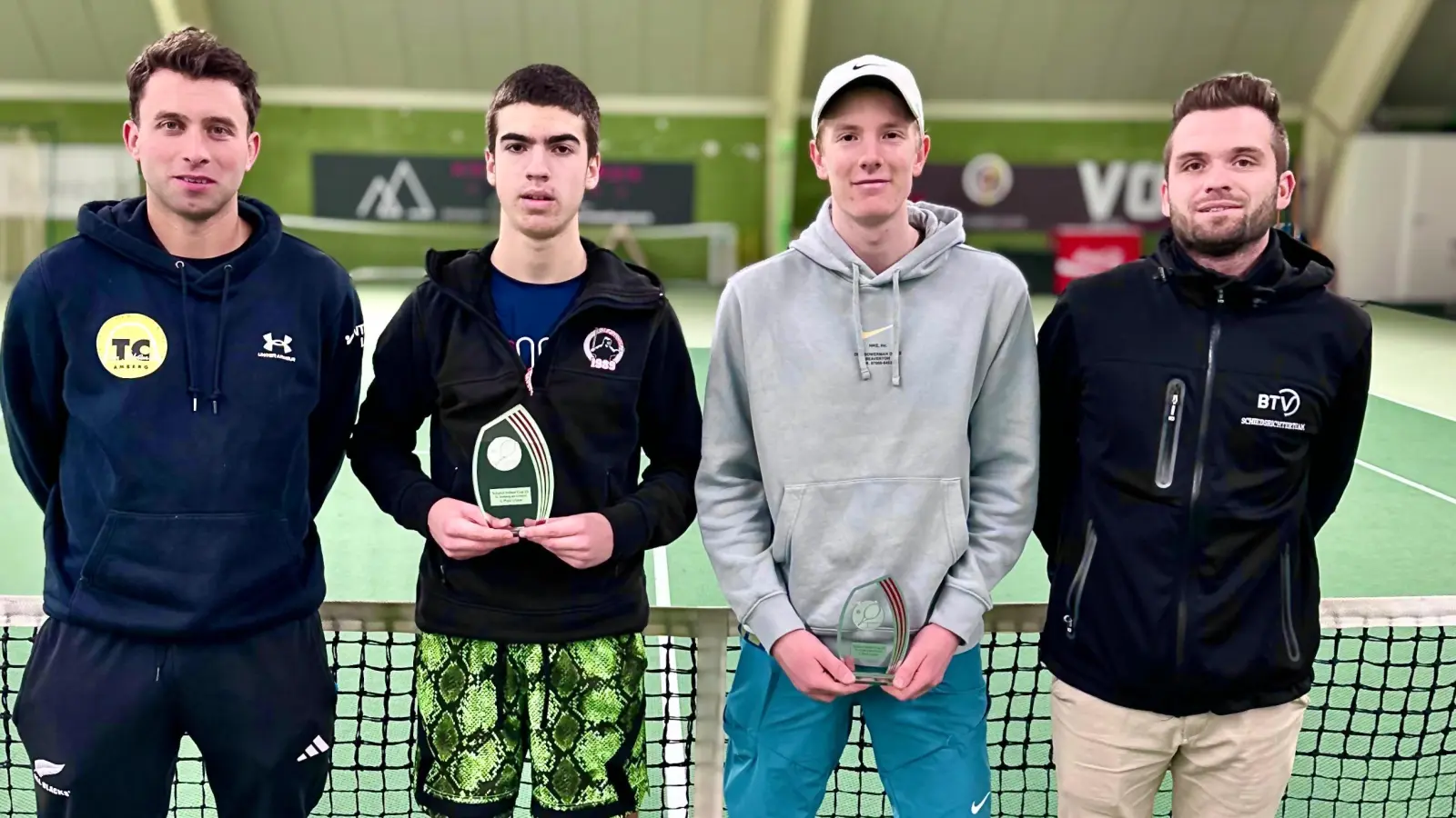 Auf dem Foto zu sehen sind (von links nach rechts): Turnierleiter Alexander Grau, Petar Majanovic, Fabian Wassermann und B-OSR Jannik Hierl. (Bild: Alexandra Eichlinger)