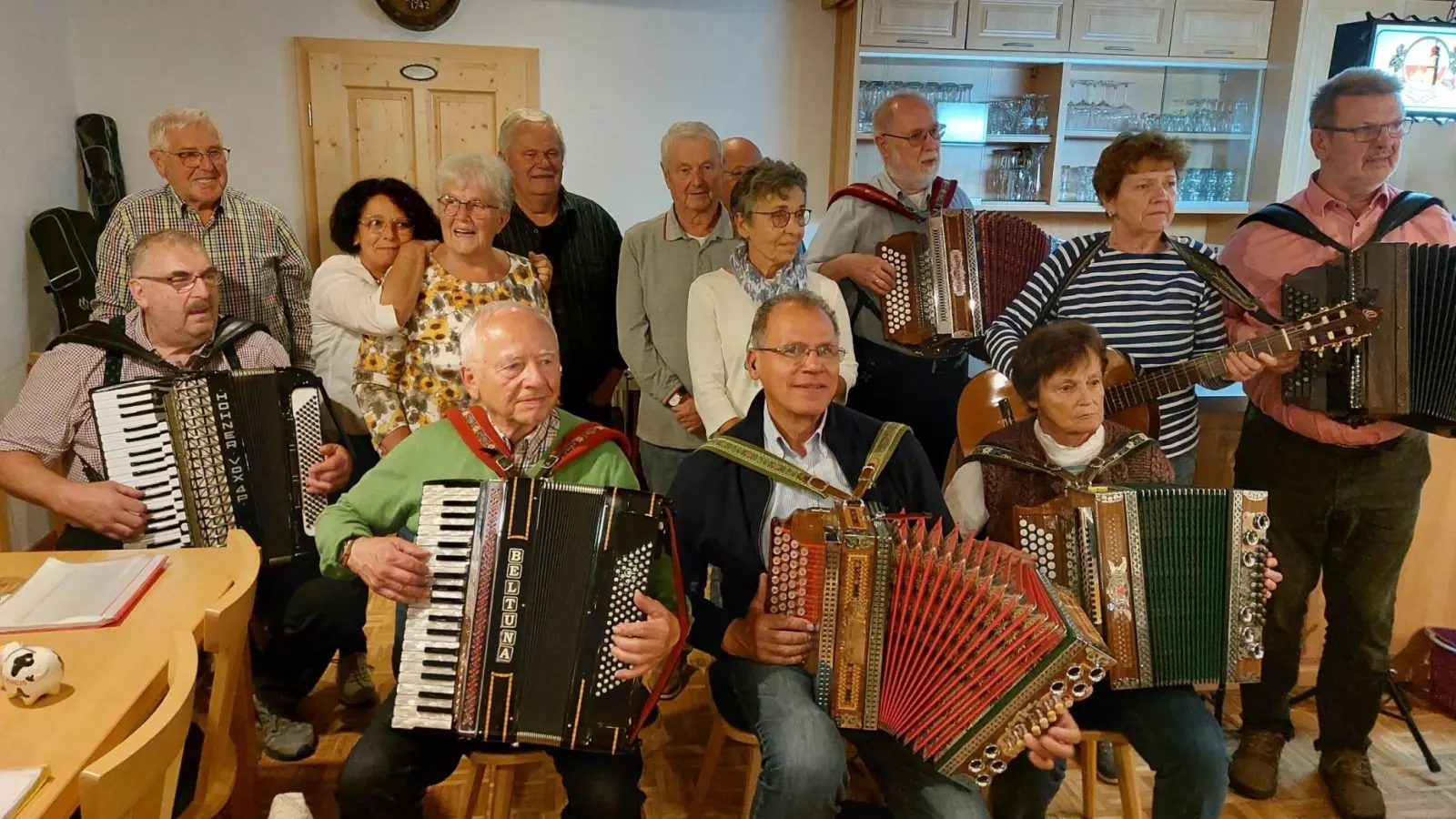 Die anwesenden Sänger und Musikanten beim Treffen im September. (Bild: Egon Böhm)