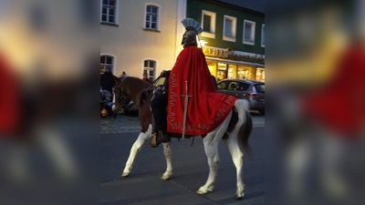 St. Martin - der Martinsmann zieht voran (Bild: Amelie Lösch)