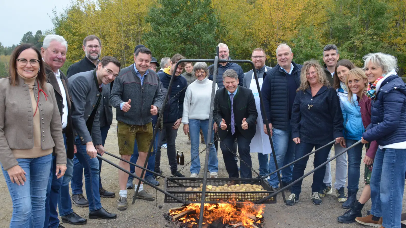 Die Helfer der CSU grillen Erdäpfel.  (Bild: Helmut Kunz)
