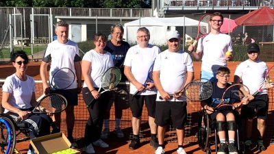 Zum Gruppenfoto stellten sich hier die Gäste aus Mitterteich mit Vertretern des ESV Deggendorf, unter ihnen der Abteilungsleiter Tennis und Verantwortliche für die Bemühungen um Inklusion Josef Peschel (2..l.) (Bild: Friedrich Wölfl)