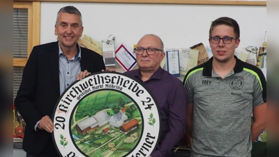 Im Bild von links: 1. Bürgermeister Franz Schöner, Werner Kraus, 1. Vorstand Martin Freundl. (Bild: Sarah Beer)