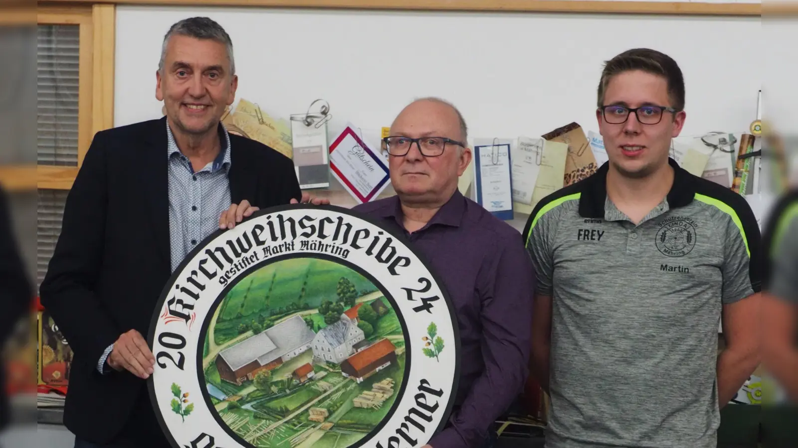 Im Bild von links: 1. Bürgermeister Franz Schöner, Werner Kraus, 1. Vorstand Martin Freundl. (Bild: Sarah Beer)