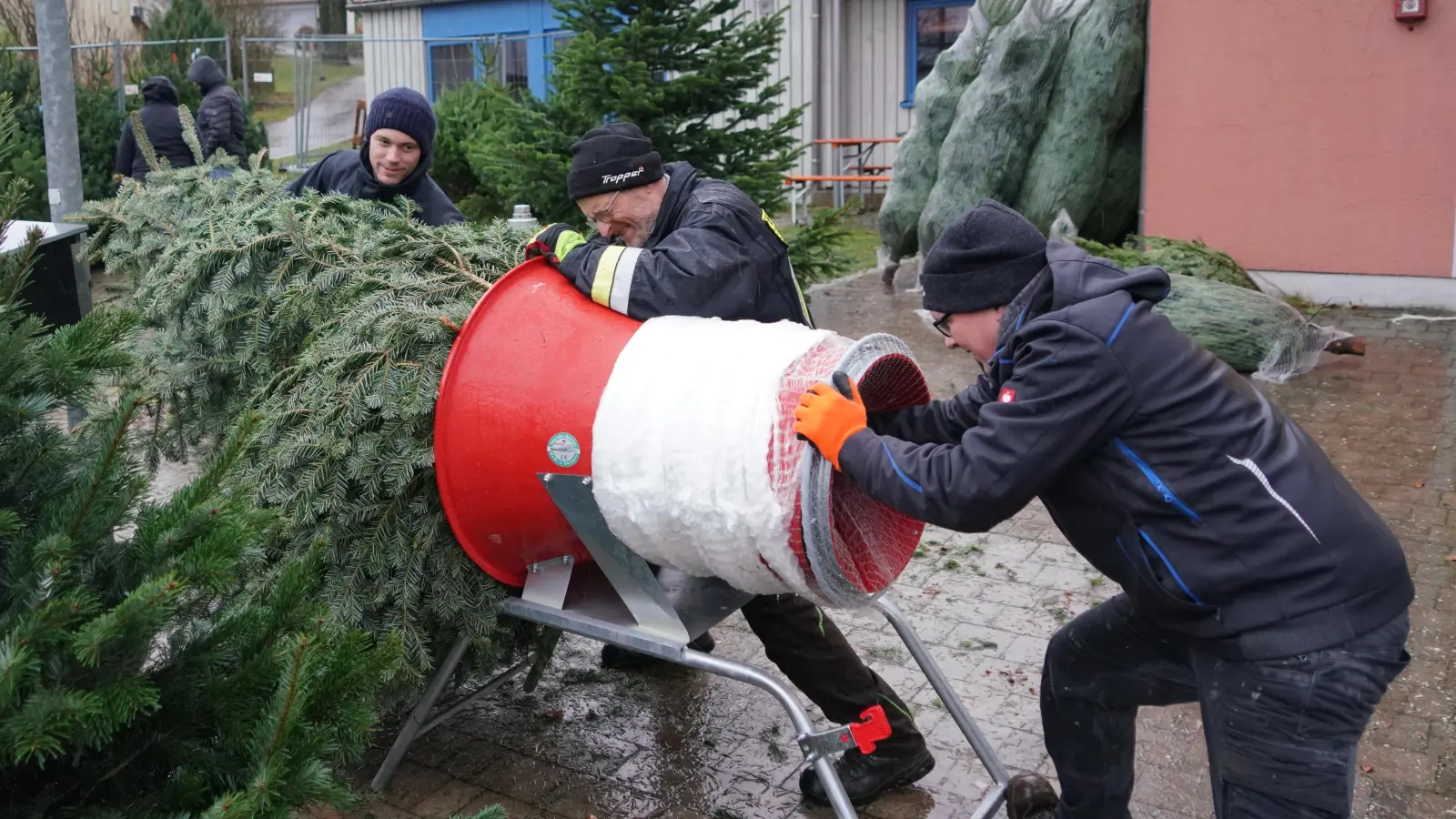 Mächtig ins Zeug legen sich die Lennesriether Feuerwehrleute beim Christbaumverkauf in Albersrieth (Bild: Franz Völkl)