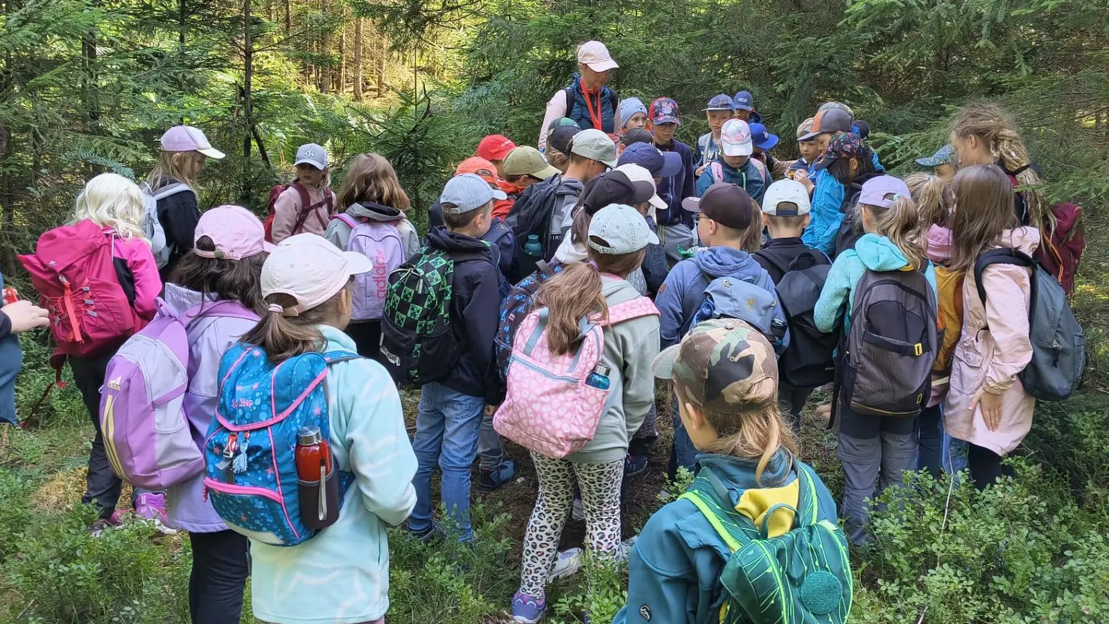 Die Kinder stellen der Gruppe ihr Bauprojekt vor. (Bild: Carolin Gley)
