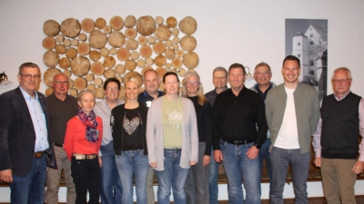 : Die gewählte Vorstandschaft mit Vorsitzendem Peter Dammith (2.v.links) und Bürgermeister Peter Braun (links) (Bild: Johann Bauer)