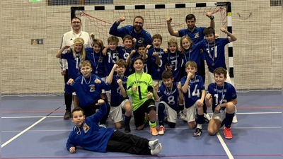 Der souveräne Futsal-Kreismeister der U11-Junioren mit BFV-Turnierleiter Michael Jung (links) und den Trainern Sebastian Westphal (Mitte) und Nick Powell (rechts).  (Bild: Stefan Gilch)