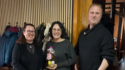 Andrea Egner übergibt die Spende der AWO an Stefanie Träger und Matthias Witzer (von links). (Bild: Pamela Wünsche)