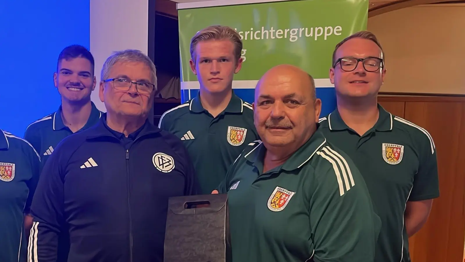 Die Schiedsrichtergruppe Amberg bedankte sich bei Karl-Heinz Schleier (3.v.l.) für seinen fesselnden Vortrag. (Bild: Thomas Gebele Schiedsrichtergruppe Amberg)