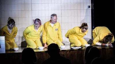 Szenenbild aus „Das Experiment“ des OVIGO Theaters. (Bild: Freya Fehse / OVIGO Theater)