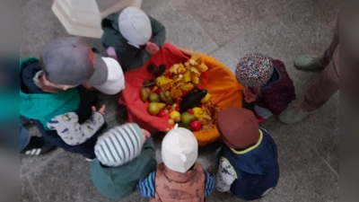 Kinder begutachten ihre Erntedankgabe. (Bild: Sophia Grillmeier)