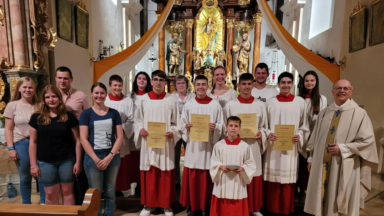 Pfarrer Rösl mit den Musikern, verabschiedeten, neuen Ministranten sowie den Oberministranten und Mesnerin Maria Kühner.  (Bild: Christa Förster)