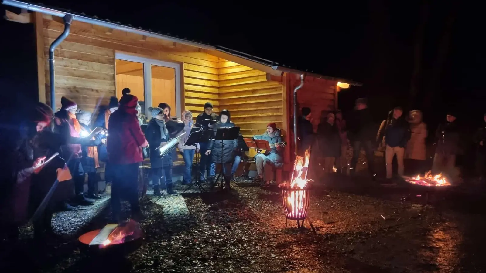 Die Kolpingsfamilie Kemnath hatte zum Kolpinggedenktag an der generalsanierten Hütte eingeladen. (Bild: Katrin Pasieka-Zapf)