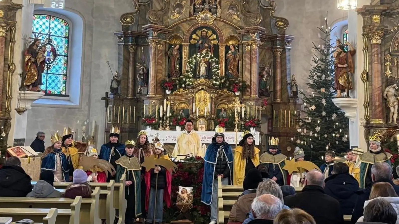 Nach dem Gottesdienst anlässlich des Dreikönigstages wurden die Sternsinger in die Orte der Pfarrei ausgesandt. (Bild: Herbert Ziegler)