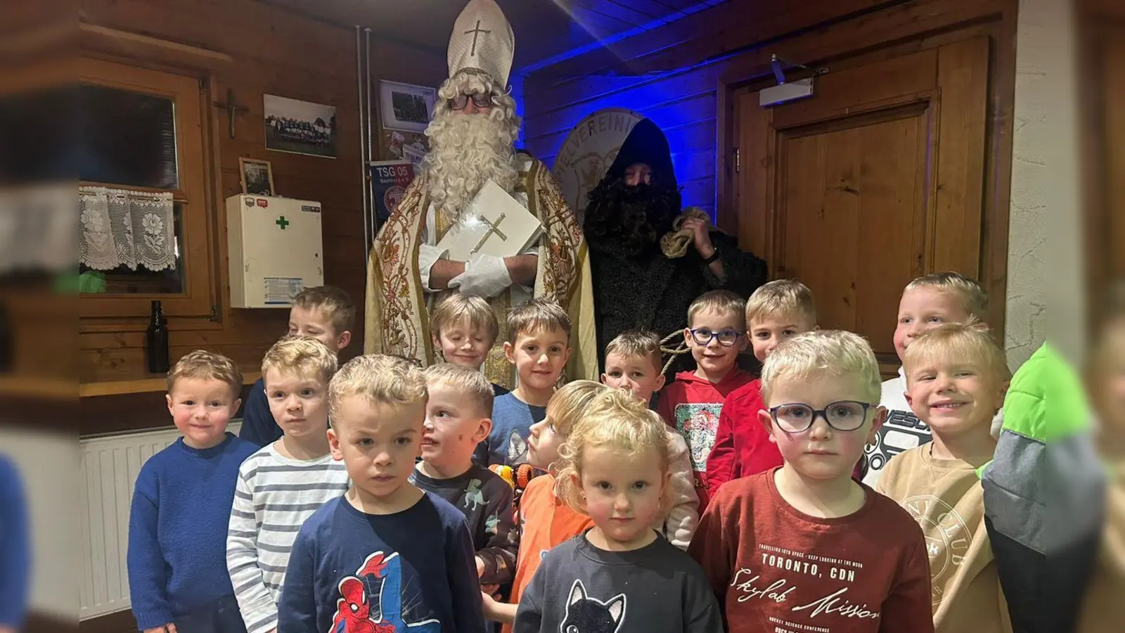 Nikolausbesuch bei den jungen Sportlern. (Bild: Marco Kühn)