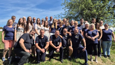Auf dem Bild die Besucher aus der Oberpfalz mit vorne kniend von links EST-Vorsitzender Manfred Aschenbrenner, 2. Kommandant Thomas Frauscher und sein 1. Kommandantenkollege Andreas Streif von der Feuerwehr Wasserdobl, rechts daneben Vorsitzender Holger Most und Kommandant Gottfried Berger von der Feuerwehr Eigelsberg. (Bild: Gottfried Berger)