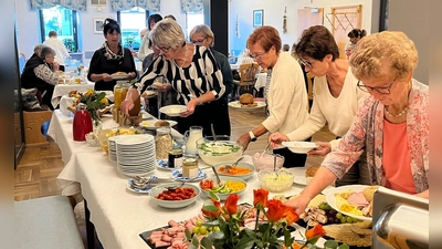 Die Frauen hatten die Qual der Wahl am Frühstücksbüffet (Bild: Agnes Speckner)