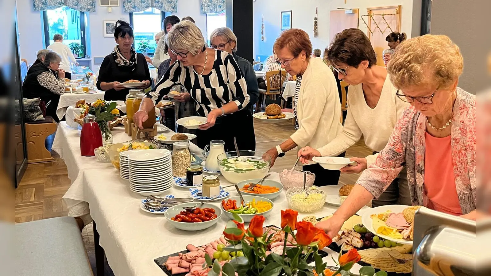 Die Frauen hatten die Qual der Wahl am Frühstücksbüffet (Bild: Agnes Speckner)