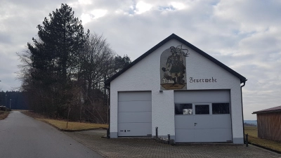 Das Feuerwehrhaus Ödpielmannsberg grenzt hinter der Bepflanzung mit Bäumen direkt an das Wanderheim des OWV Weiden mit rund 40 Schlafplätzen an. Der Ortsfeuerwehr kommt dadurch im Ernstfall eine große Bedeutung zu. (Bild: gi)