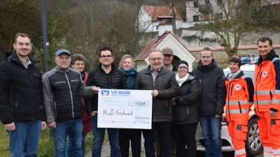 Die Backofengruppe der Hohenburger Kirwaleit unterstützt die Helfer vor Ort der Hirschwaldgruppe mit einer Spende von 1200 Euro aus dem adventlichen Beisammensein. v.li. Vorstand Thomas Reiser, Georg Kölbl, Evi Wolfsteiner, Johannes Reindl, Petra Kölbl, HVO-Vorstand Hans Seitz, Roland Troidl, Daniela Troidl, Andreas Bruckmüller, sowie die beiden Ersthelfer Julia Kürzinger und Benny Wood.  (Bild: Paul Böhm)