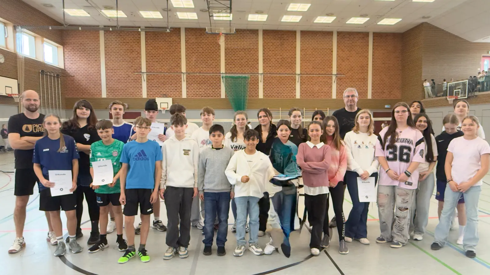 Siegerehrung mit den Lehrern Christian Beck und Thomas Seitz. (Bild: Thomas Seitz)