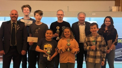 Die erfolgreichen Schützinnen und Schützen zusammen mit 1. Schützenmeister Stephan Trautner (links), Sportleiterin Anja Betz (rechts) und 1. Bürgermeister Lothar Müller (3. von rechts). (Bild: Wilhelm Trisl)
