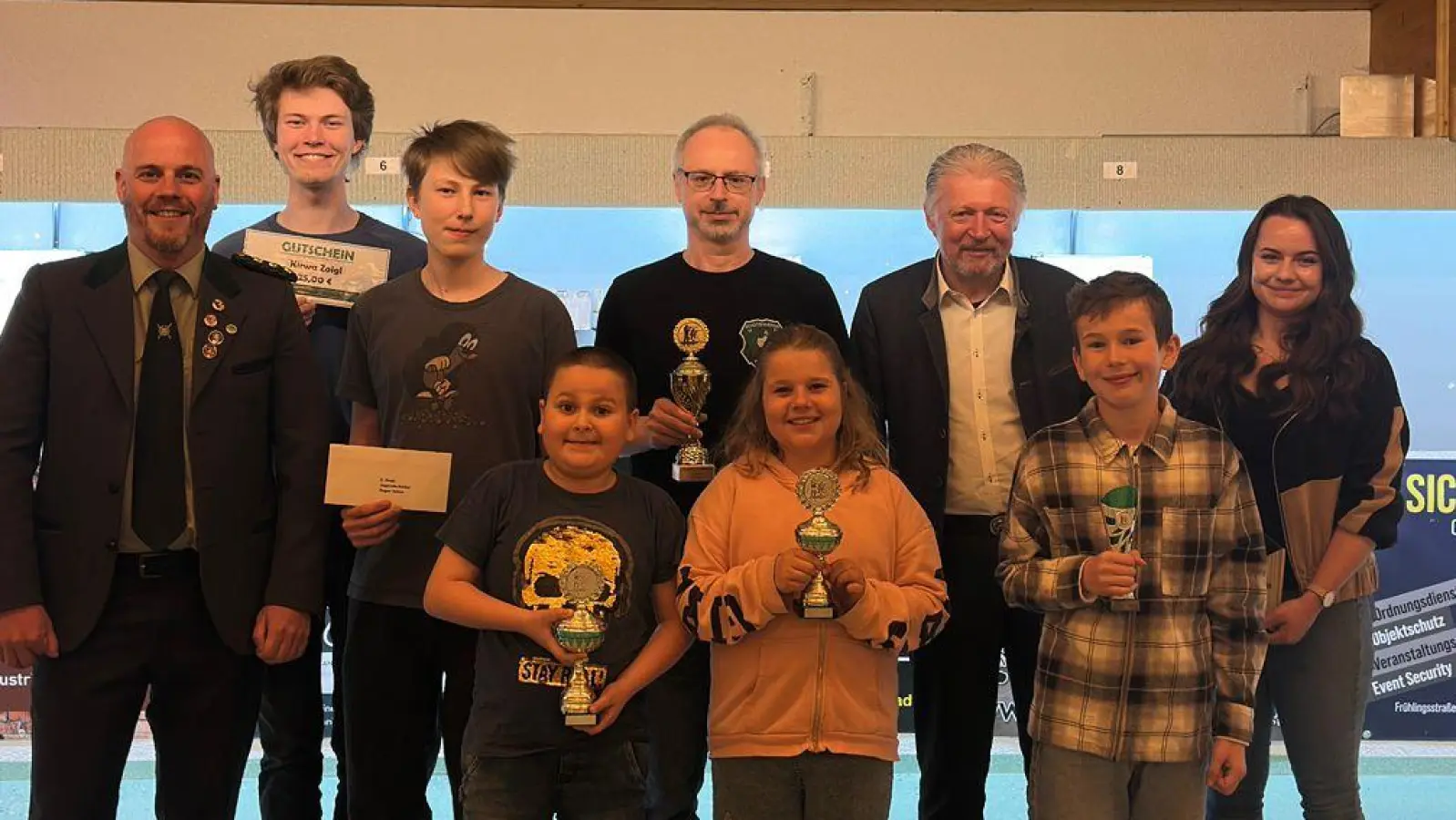 Die erfolgreichen Schützinnen und Schützen zusammen mit 1. Schützenmeister Stephan Trautner (links), Sportleiterin Anja Betz (rechts) und 1. Bürgermeister Lothar Müller (3. von rechts). (Bild: Wilhelm Trisl)